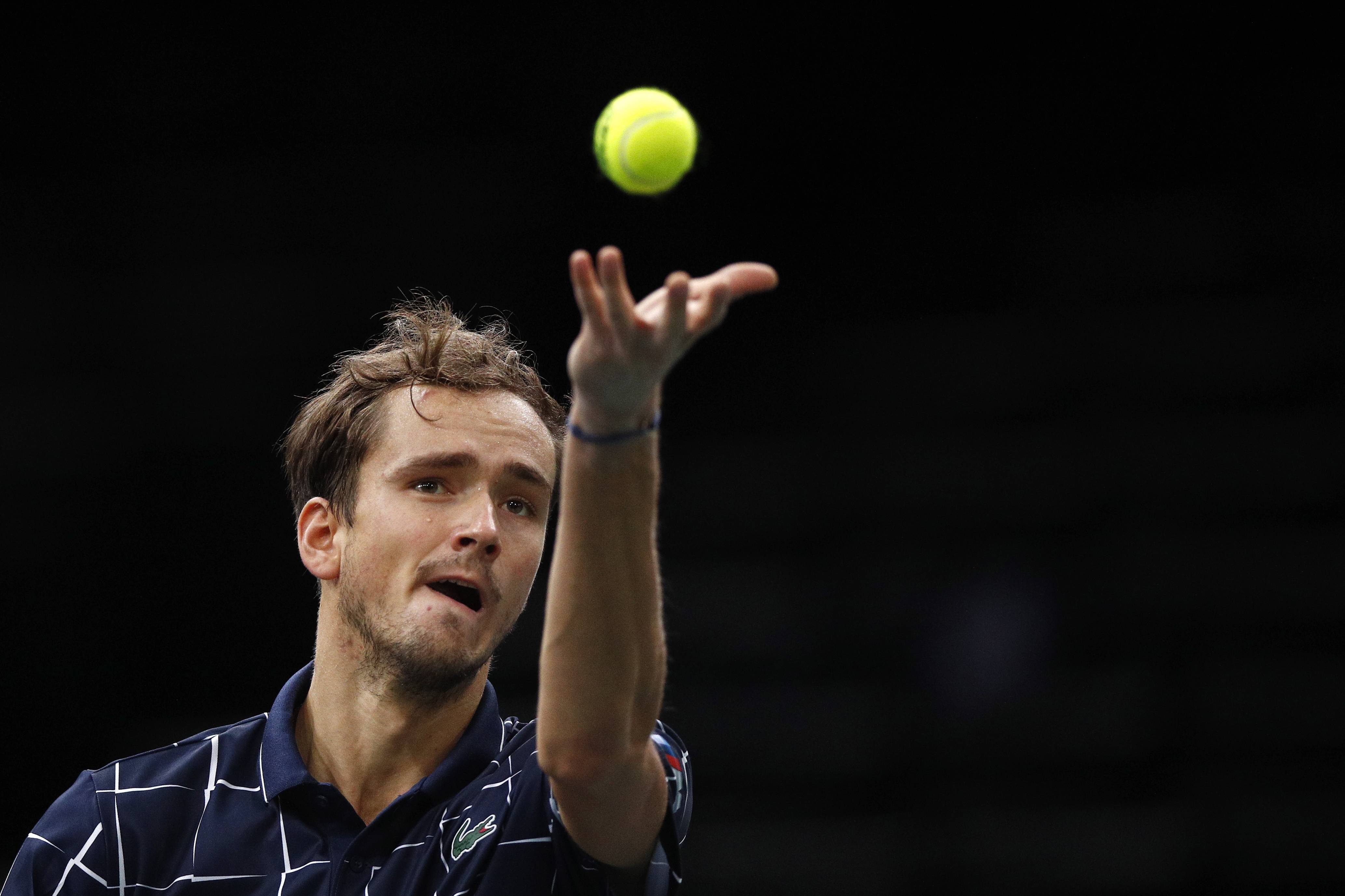 梅德韦杰夫复出首秀出彩，北京首钢主场险胜巴黎圣日耳曼，豪取50连胜(梅德韦杰夫为什么宣布辞职)